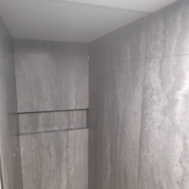 Duschrückwand aus Keramik in Travatin
